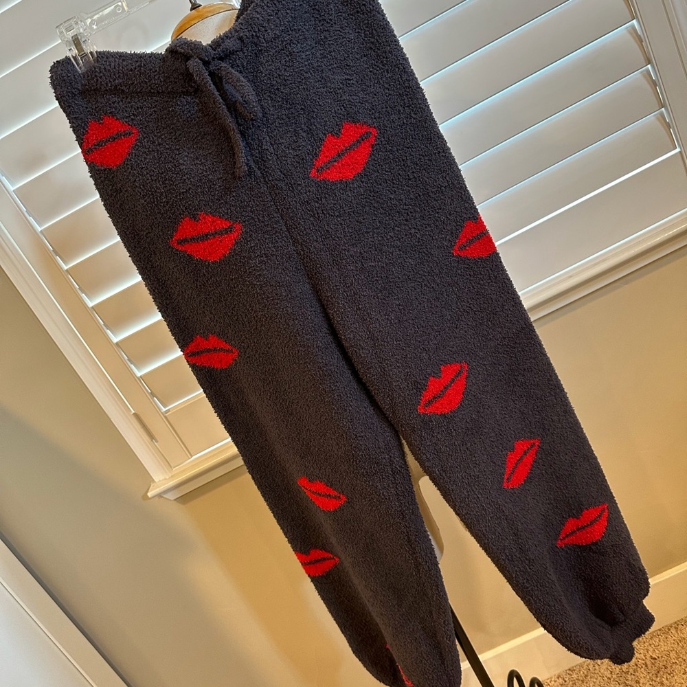 Lip Lounge Set - Picture 5 of 7